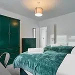 Esmerelda - Sleeps 8 - Contractors - Free Parking Apartment *