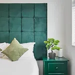Esmerelda - Sleeps 8 - Contractors - Free Parking Apartment