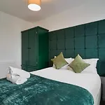 Apartment Esmerelda - Sleeps 8 - Contractors - Free Parking