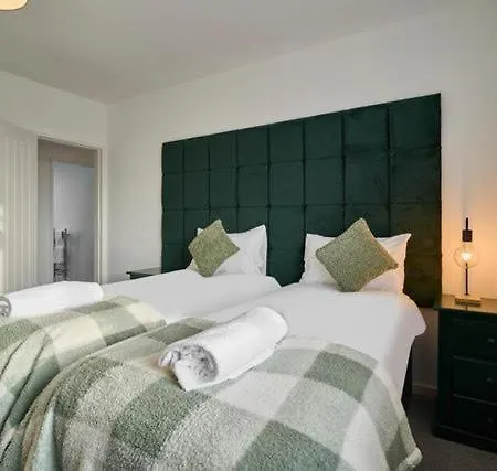 Apartment Esmerelda - Sleeps 8 - Contractors - Free Parking *