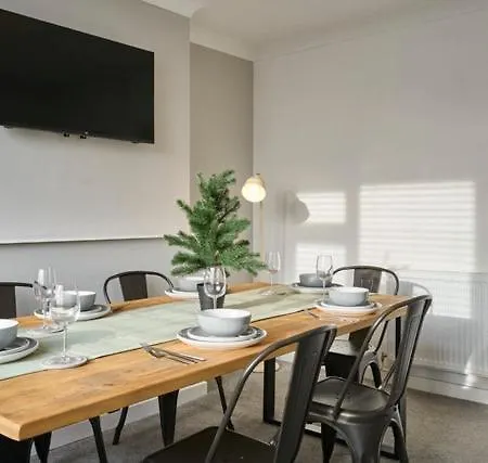 アパート Esmerelda - Sleeps 8 - Contractors - Free Parking ブリストル